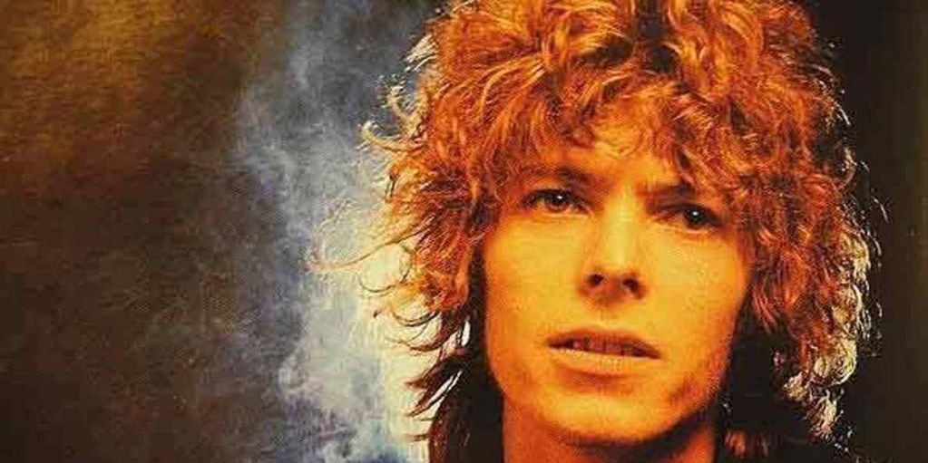 Al momento de publicar este clásico, Bowie tenía 22 años y cabellera enrulada. Años más tarde, se convertiría en el alienígena Ziggy Stardust. 