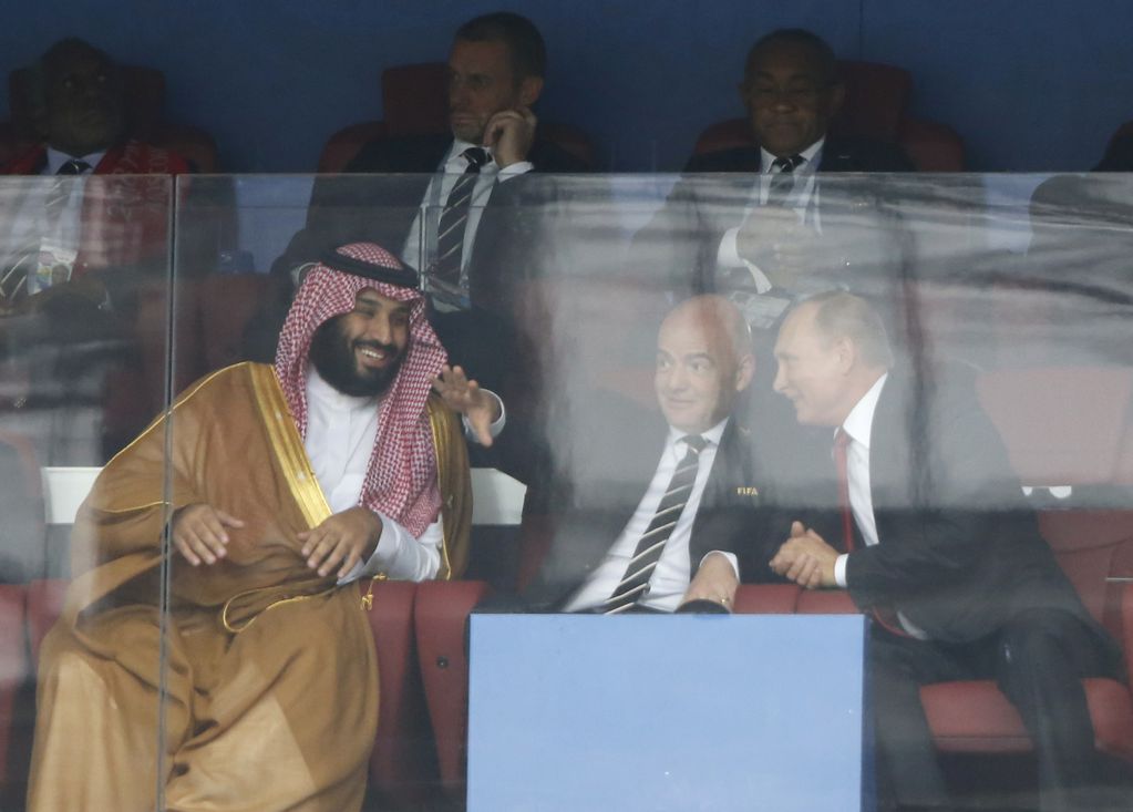 ARCHIVO - El príncipe heredero de Arabia Saudí Mohammed bin Salman (izquierda), el presidente de la FIFA Gianni Infantino (centro) y el presidente de Rusia Vladimir Putin conversa durante el partido inaugural entre Rusia y Arabia Saudí en la Copa Mundial de 2018, en el estadio de Luzhniki, en Moscú, el 14 de junio de 2018. (AP Foto/Hassan Ammar)