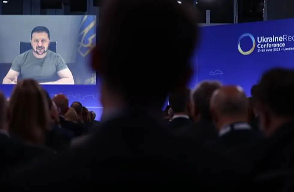 El presidente de Ucrania, Volodimir Zelenski, participando virtualmente de la conferencia que comenzó hoy en la ciudad de Londres, en Reino Unido.