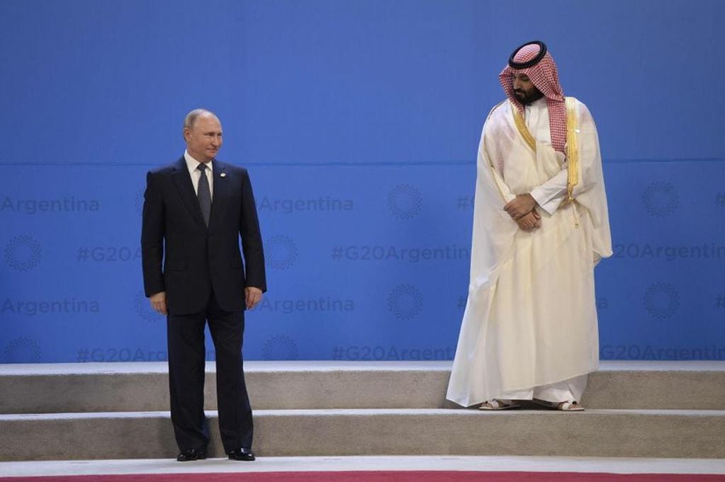 
Foto: AFP | El presidente de Rusia, Vladimir Putin, y el príncipe heredero de Arabia Saudita, Mohammed bin Salman, se alinean para una foto de familia durante la Cumbre de Líderes del G20.
   