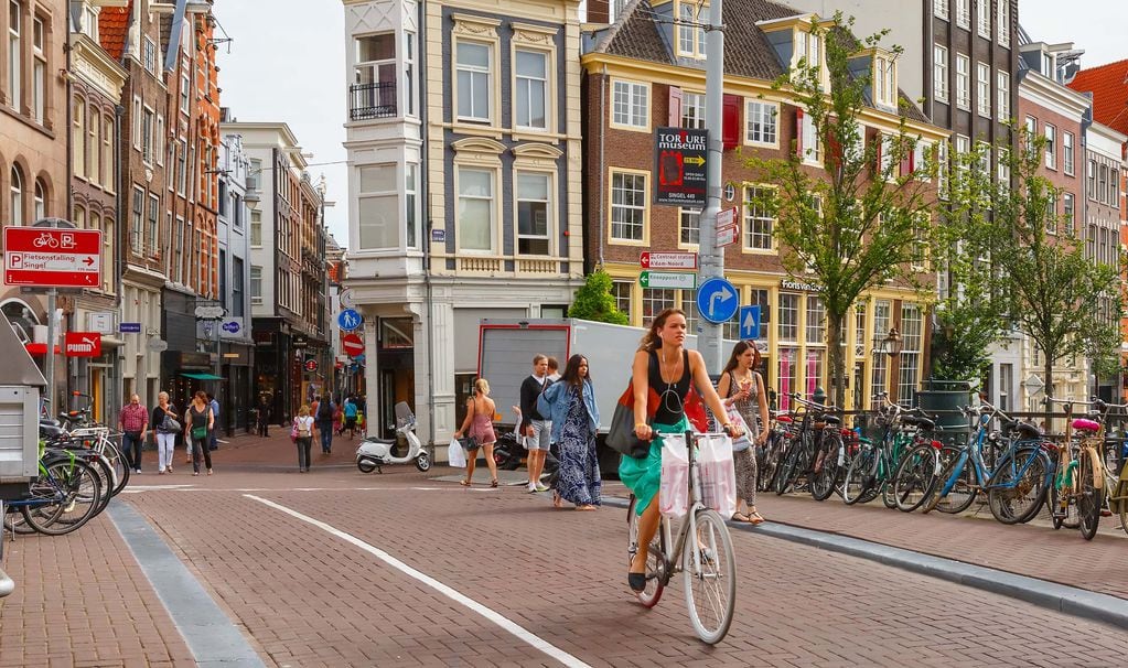 Ámsterdam es famosa por la enorme cantidad de bicicletas. Casi todas las calles principales tienen vías para ciclistas, y se puede dejar la bicicleta en cualquier sitio