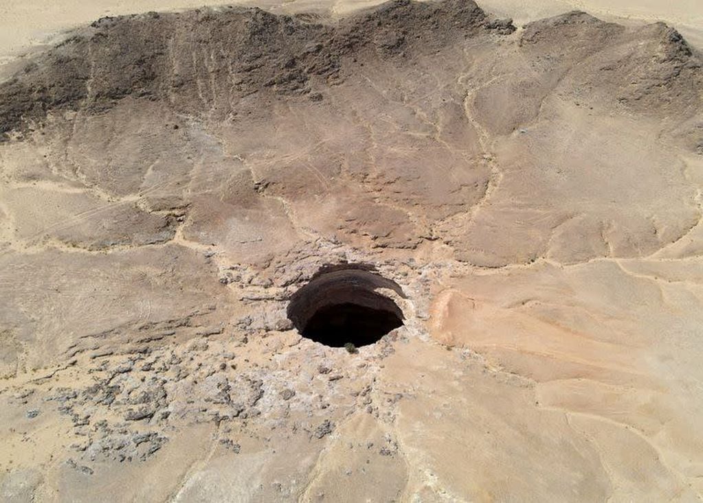 El pozo tiene unos 30 metros de ancho y una estimación de entre 100 y 250 metros de profundidad. Foto: Web.