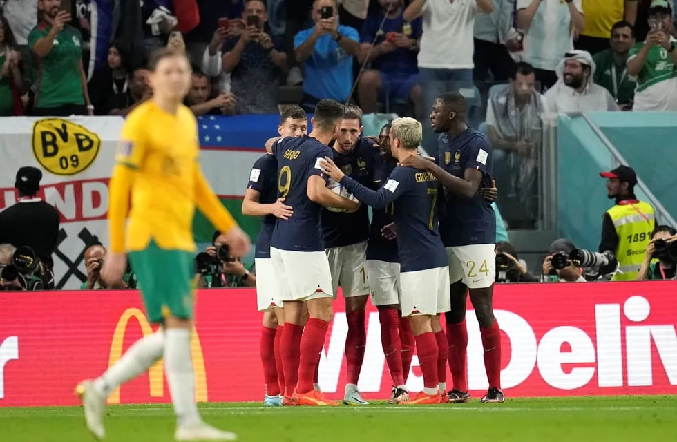 Francia empezó perdiendo contra Australia, pero en cinco minuto lo dio vuelta y gana en su debut en el Mundial de Qatar 2022. (AP)