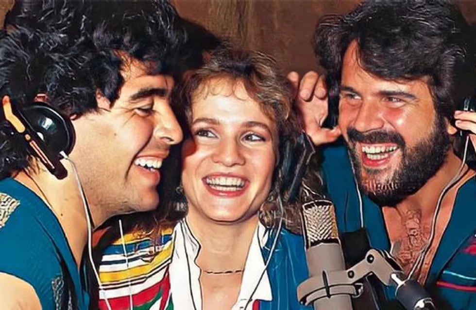 Lucía y Joaquín Galán grabando una canción con Diego Maradona.