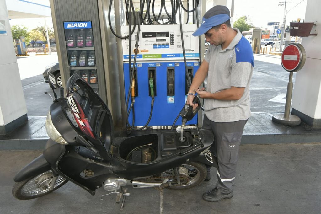 YPF aumentó el precio de los combustibles en Mendoza (Orlando Pelichotti / Los Andes)