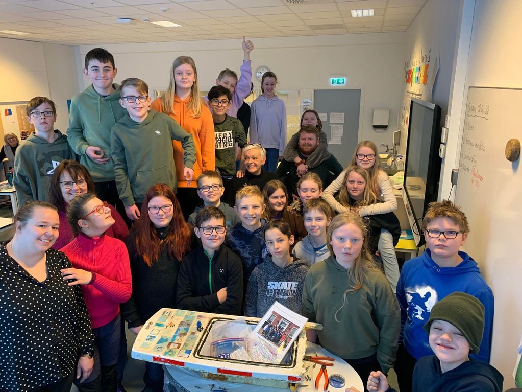 Los escolares noruegos sacaron su contenido y planean tener pronto una conversación telefónica con los estudiantes del colegio estadounidense.