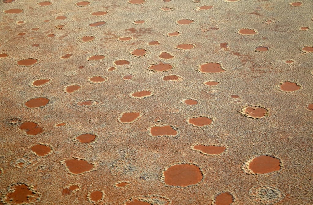 Desiertos en distintas partes del planeta manifiestan las mismas formaciones circulares en su superficie. Foto The Sun.
