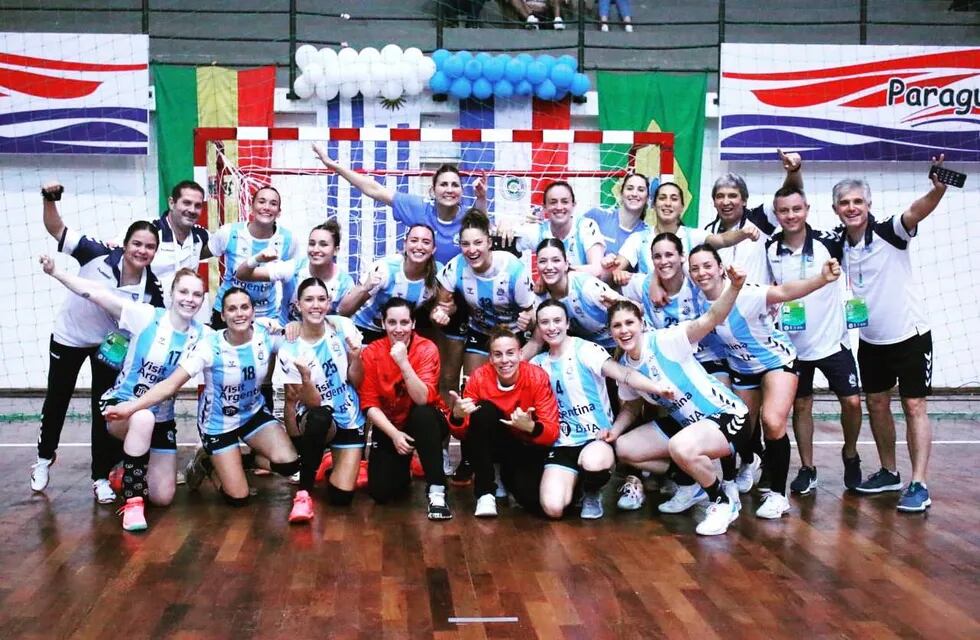 La selección argentina de handball consiguió la clasificación al Mundial de España y define el torneo Centro Sur ante Brasil. (Twitter @CAHandball)