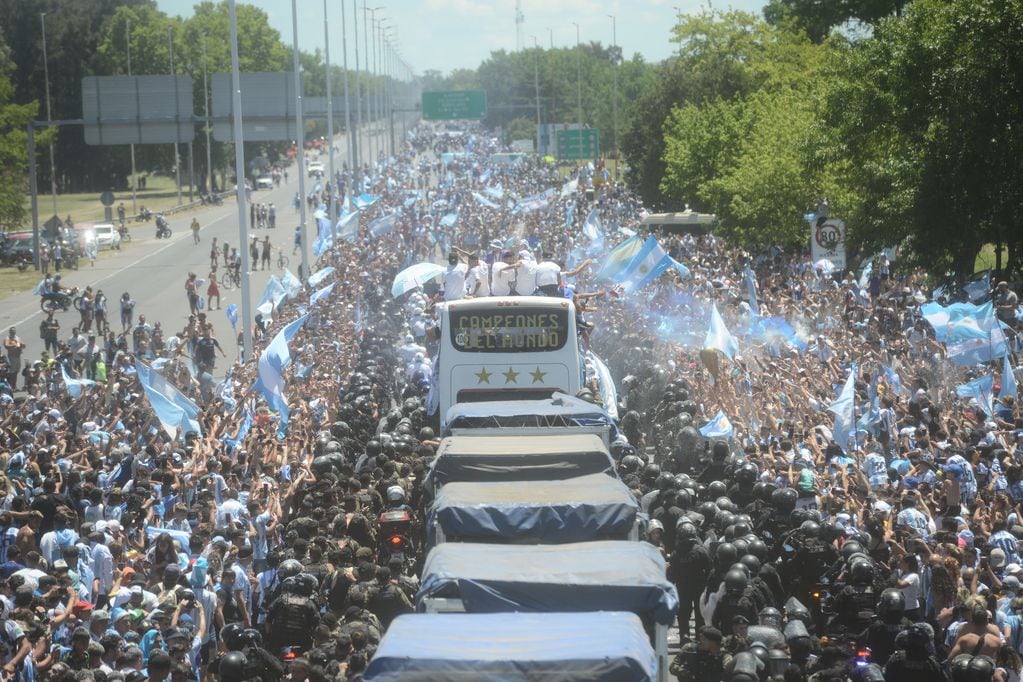 Caravana de los hinchas y la Selección Argentina desde Ezeiza - Foto Clarín