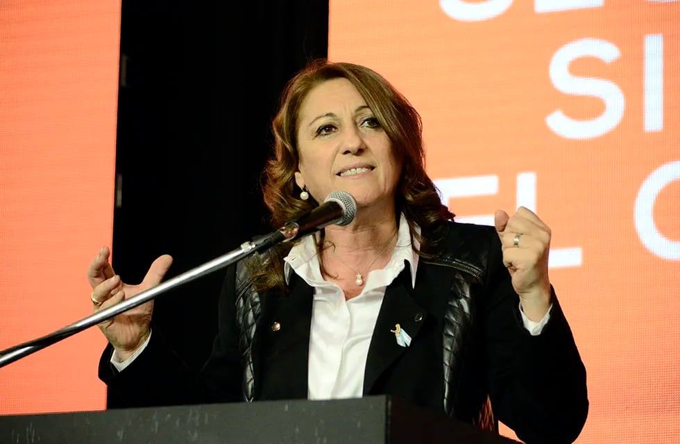 Mónica Fein, ex intendenta de Rosario entre 2011 y 2019, se impone en las elecciones internas del Partido Socialista.