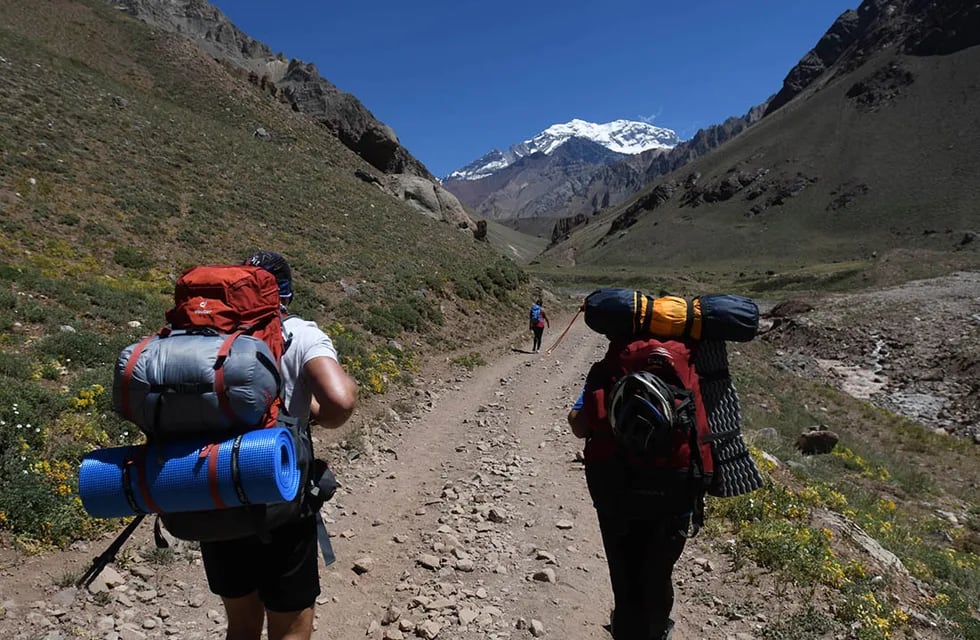 A diferencia de buscar la cumbre, para el trekking se necesita una preparación física diferente y requiere menor inversión económica para el equipamiento. Foto: Claudio Gutierrez / Los Andes