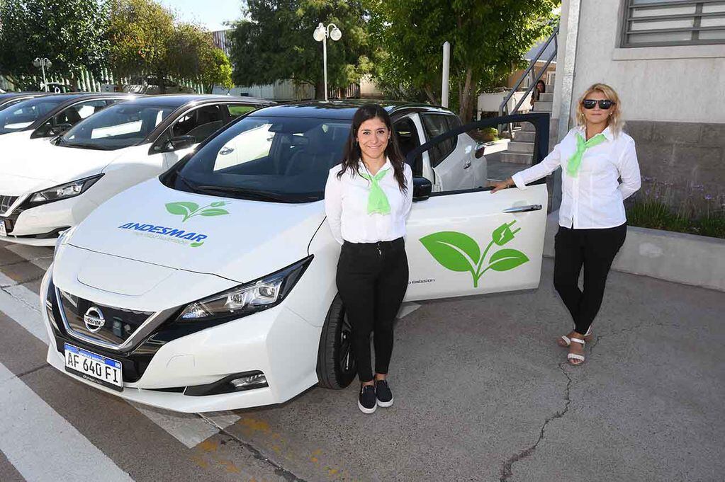 Nina y Soledad son mujeres que conducirán los automóviles eléctricos que llevarán pasajeros desde el aeropuerto. | Foto:José Gutiérrez / Los Andes 