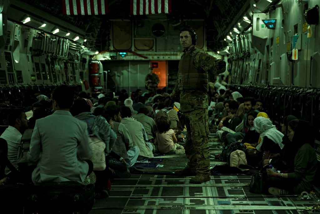 Apoyo de la evacuación de Afganistán en el Aeropuerto Internacional Hamid Karzai , Kabul, Afganistán. (Air Force via AP)