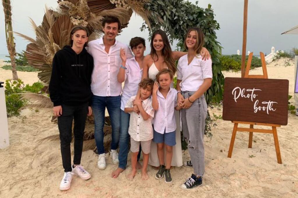 La familia ensamblada con Roberto y sus dos hijos.