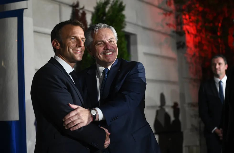 Alberto Fernández junto a Emmanuel Macron. (Twitter)
