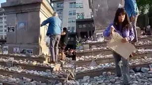 Video: pisaron las piedras colocadas en homenaje a las víctimas del coronavirus en Plaza de Mayo