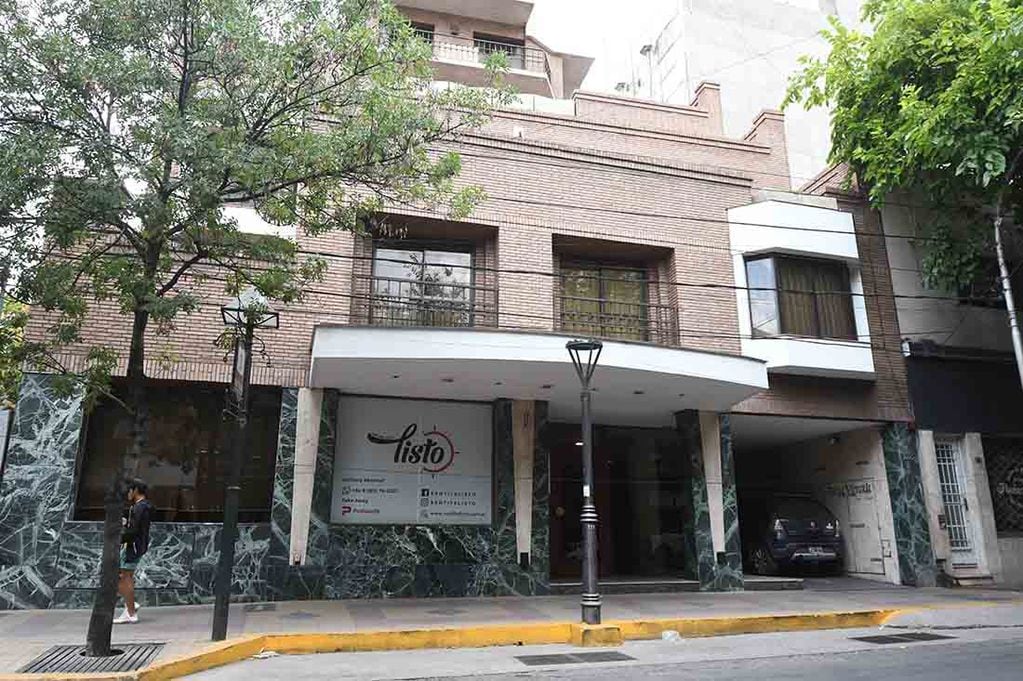 Frente del apart hotel Reina Victoria ubicado en calle San Juan 1127 de Ciudad, donde en una de las habitaciones encontraron a dos turistas muertos y a un niño vivo. Foto: José Gutiérrez