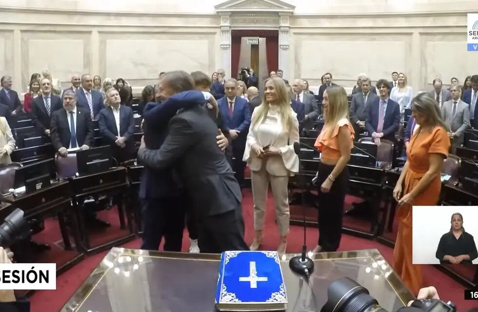 El abrazo de Cornejo y Suárez después del juramento en el Senado de la Nación. Foto: Captura.