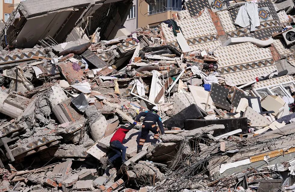 Trabajo de los rescatistas en el terremoto que afectó a Turquía y Siria. Fotos: AP