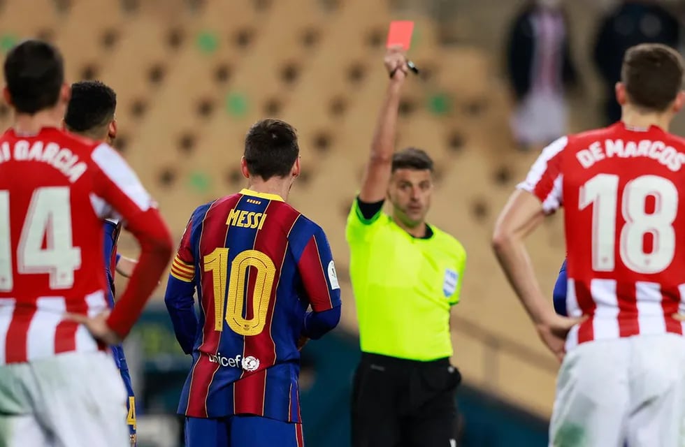 Por golpear a un rival, el árbitro expulsa a Messi en la final de la Supercopa de España.