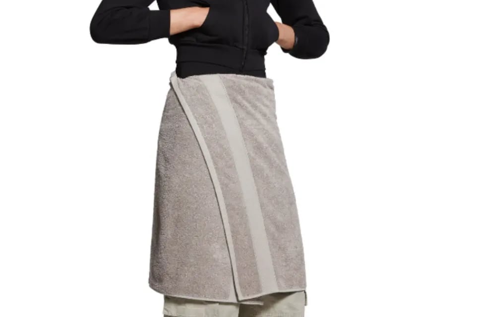 Balenciaga lanzó una absurda falda de toalla que vale casi 1.000 dólares  - Balenciaga