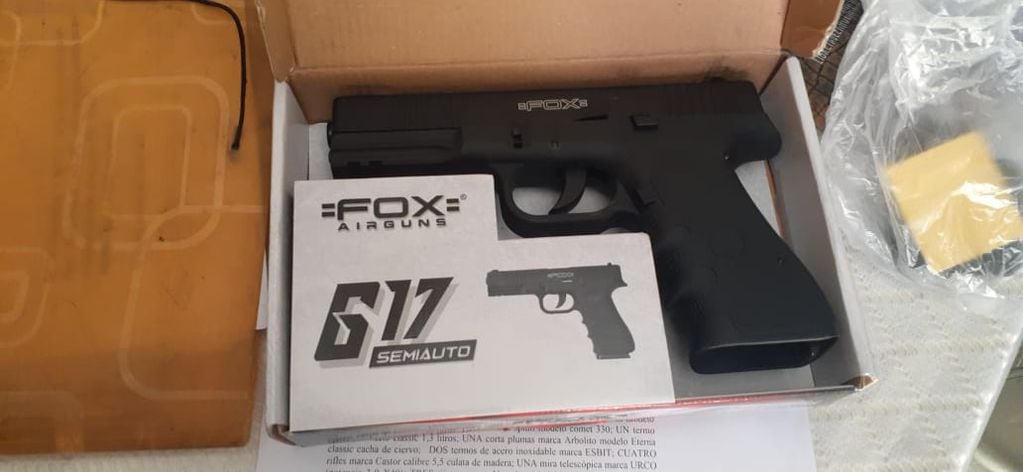 Pistola "Fox" semi-automática recuperada en uno de los domicilios allanados del barrio Renacer del Plata.