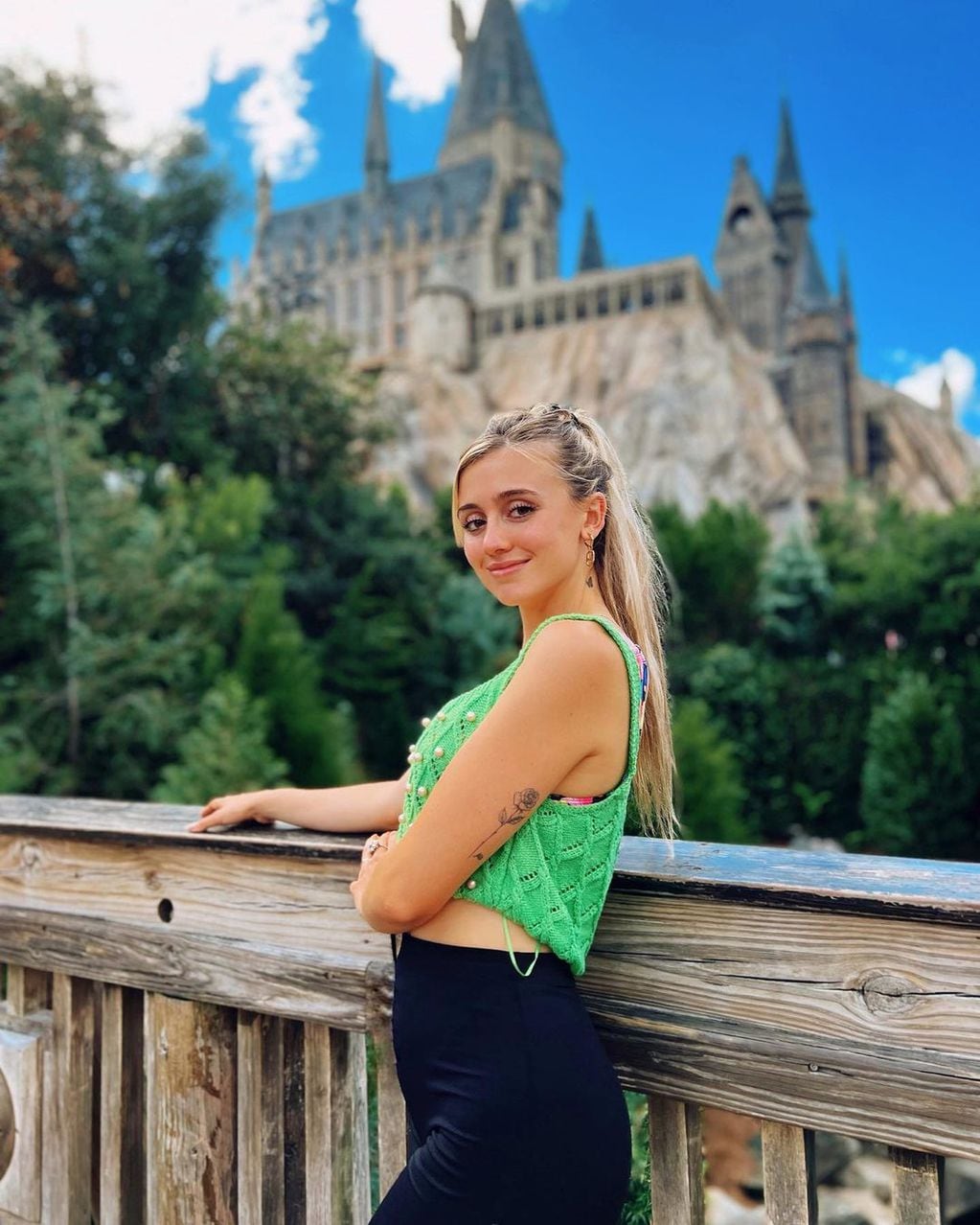 Morena Beltrán, con el castillo de Hogwarts de Orlando de fondo