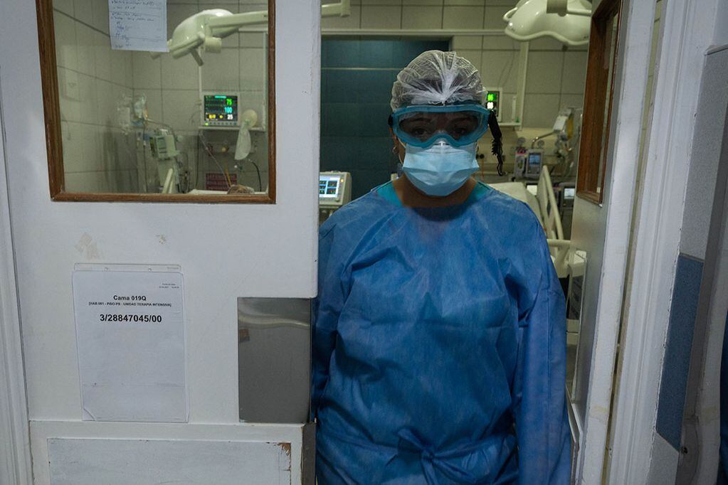 Tras atender a pacientes la enfermera Tamara Videla sale de la terapia intensiva del Hospital El Carmen tras 12hs de trabajo. Foto: Ignacio Blanco / Los Andes