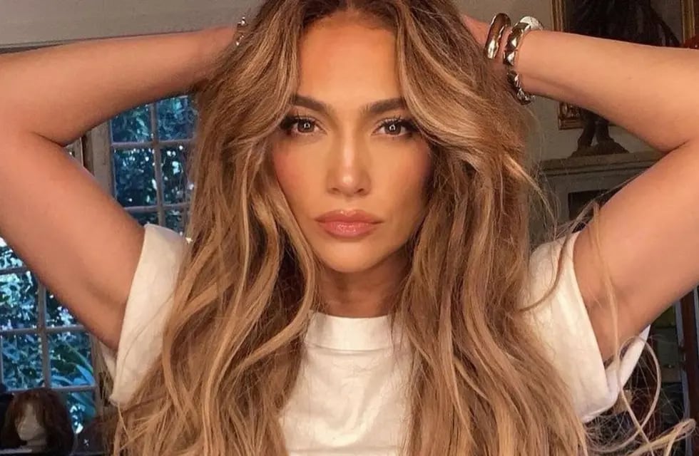 1. Jennifer Lopez's Iconic Caramel Blonde Hair - wide 1