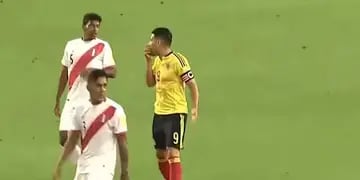 El delantero 'cafetero' explicó las conversaciones que mantuvo con jugadores peruanos cuando finalizaba el partido. 