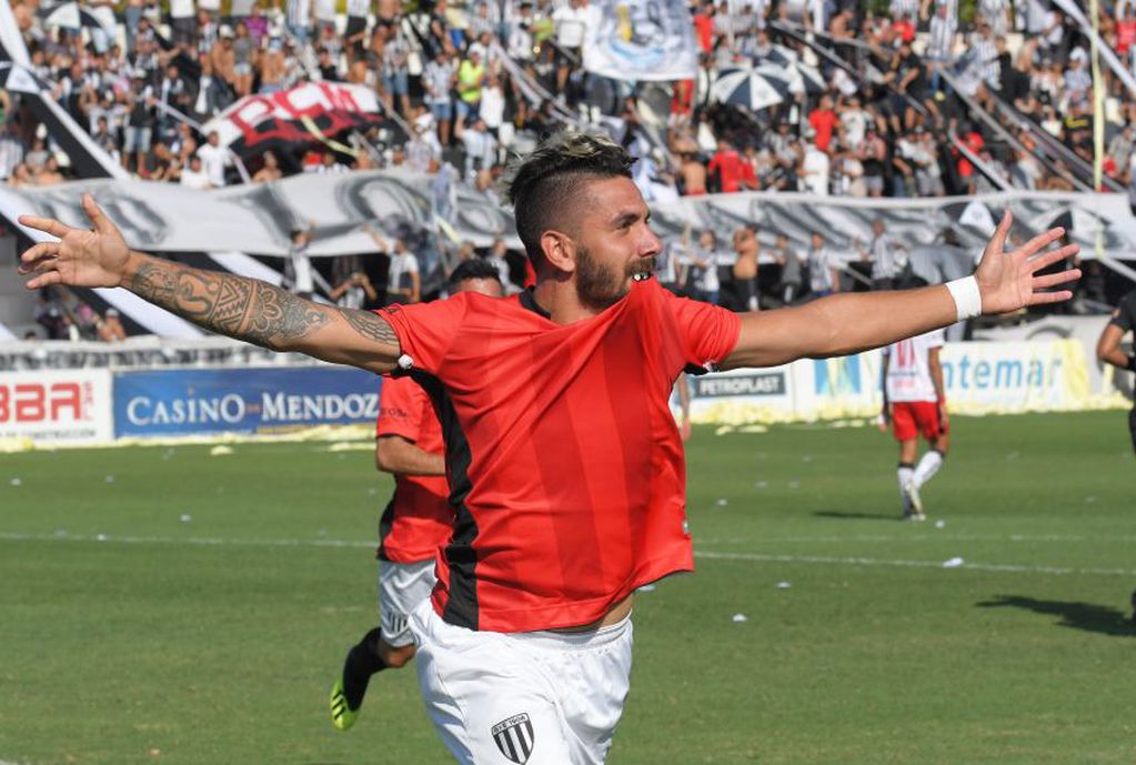 
    De yapa, el 1-0 sobre Defensores de Belgrano en el Legrotaglie le sirvió para volver a zona de reducido por el segundo ascenso. - Orlando Pelichotti / Los Andes
   