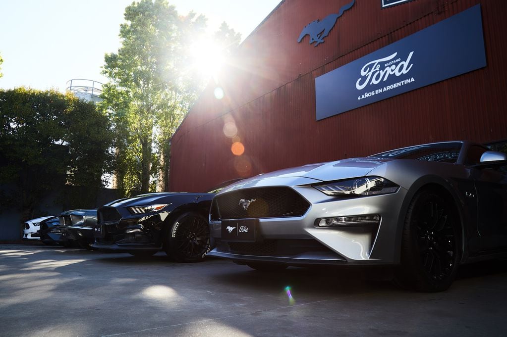 Las nuevas generaciones de Mustang en el Herencia Custom Garage momentos antes de la celebración.