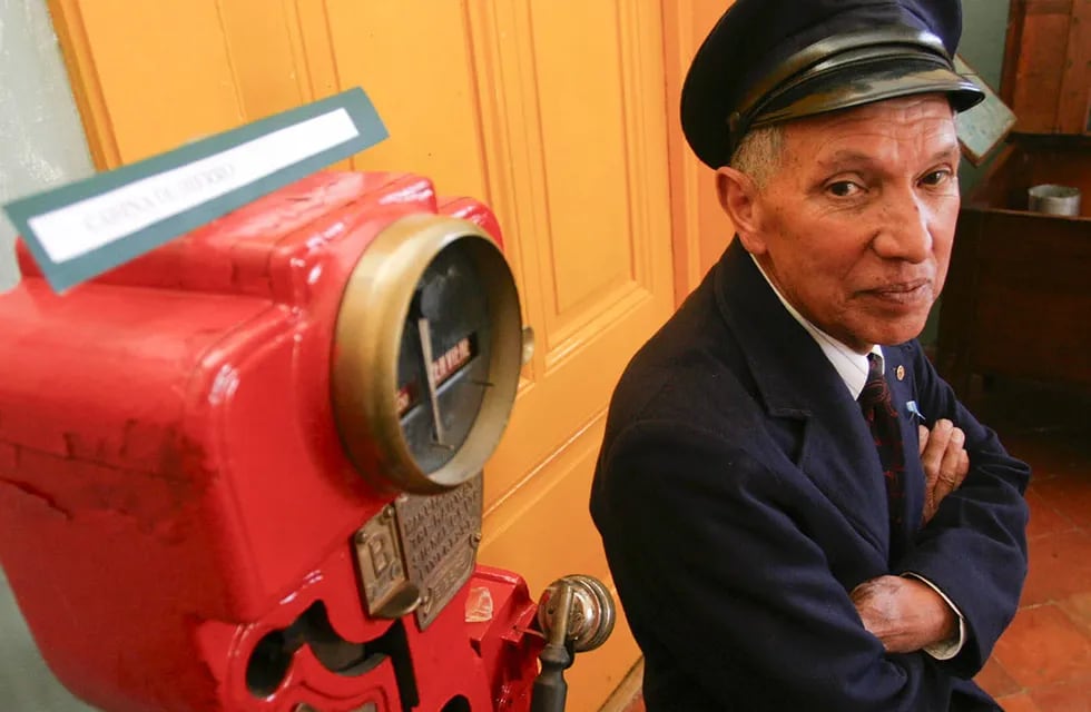 Néstor Flores no sólo era un defensor acérrimo del ferrocarril sino que a través de un museo que abrió en su casa conservó el acervo cultural de los trenes en Mendoza. Foto: Archivo Los Andes