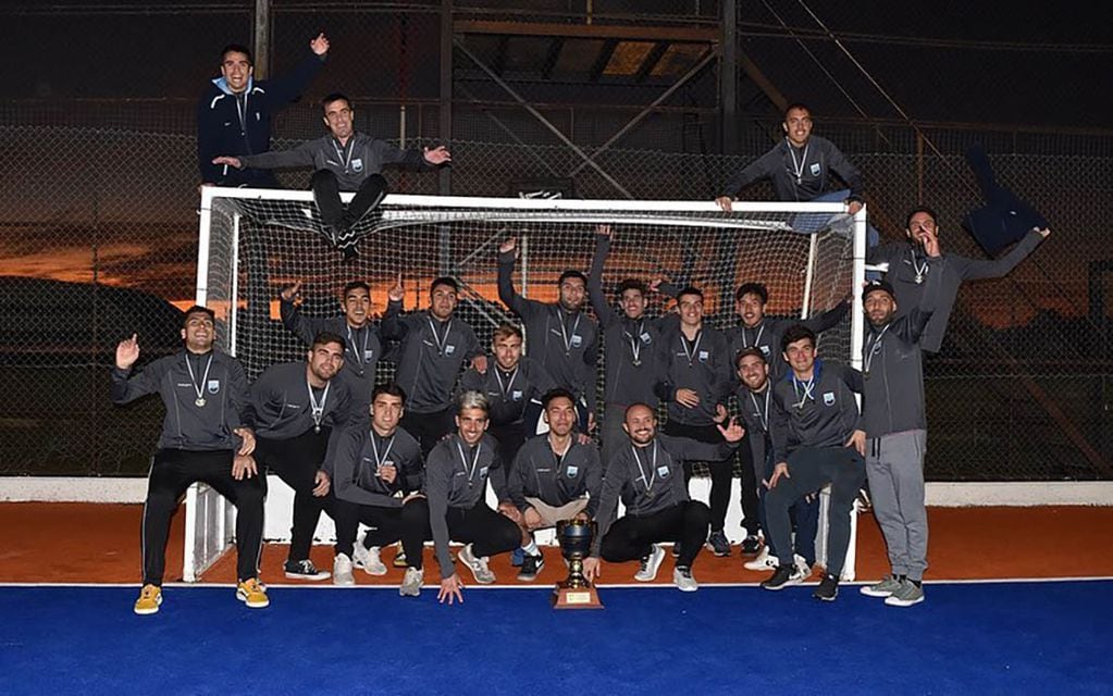 Los jugadores de Mendoza, en una foto para el recuerdo tras darle a la provincia el tercer título de la historia en la rama masculina.