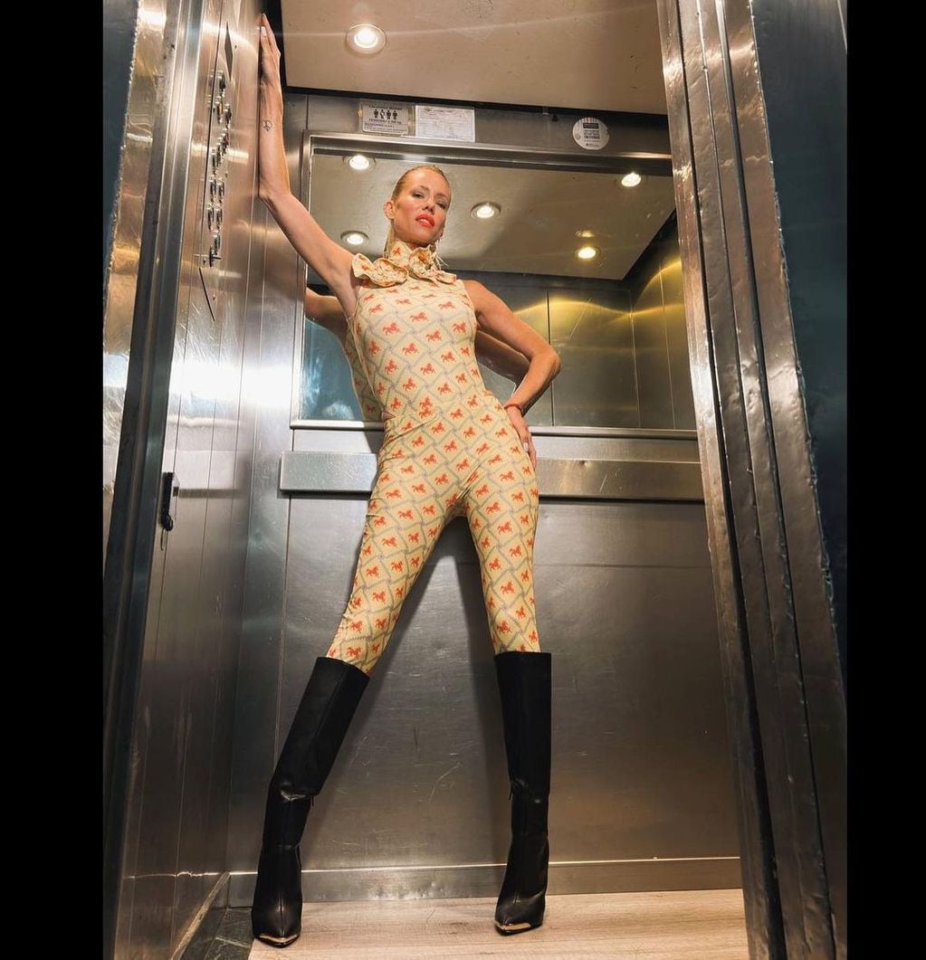 La modelo posó en los ascensores, antes de grabar "Los 8 escalones".