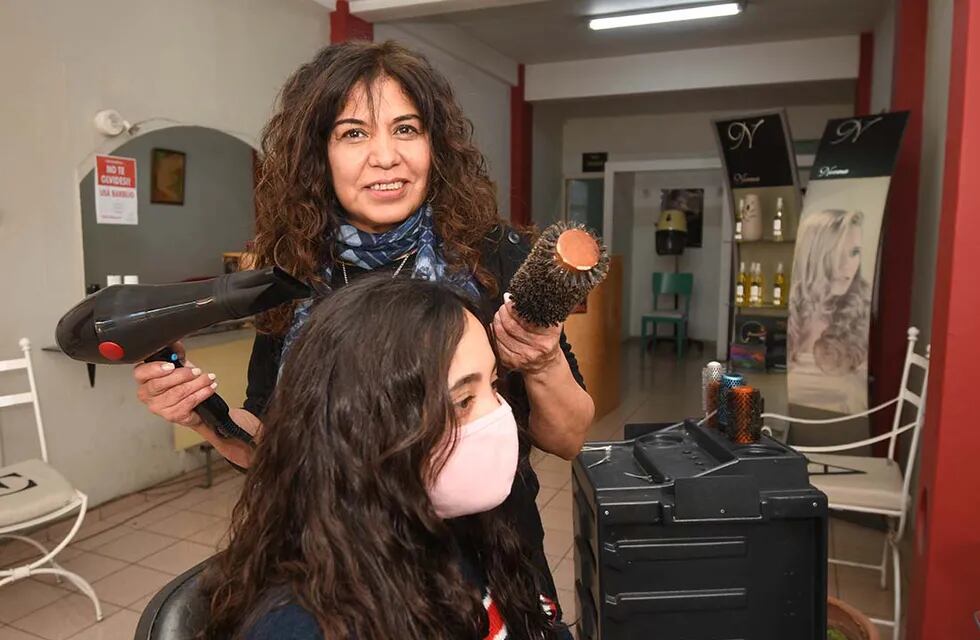 Norma Araya en plena acción, en su peluquería ubicada en calle Rivadavia de Godoy Cruz.