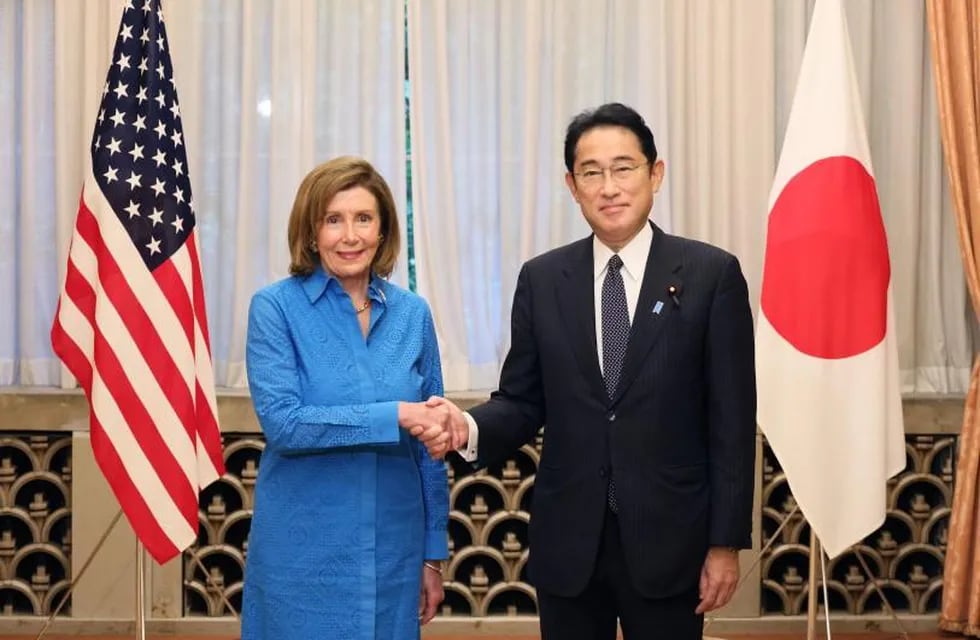 La presidenta de la Cámara de los Representantes, Nancy Pelosi, junto con el primer ministro japonés, Fumio Kishida.