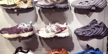 Adidas tiene 1.300 millones de dólares en zapatillas Yeezy y no sabe qué hacer con ellas ya que el calzado salió de la venta luego de la polémica con el rapero Kanye West.