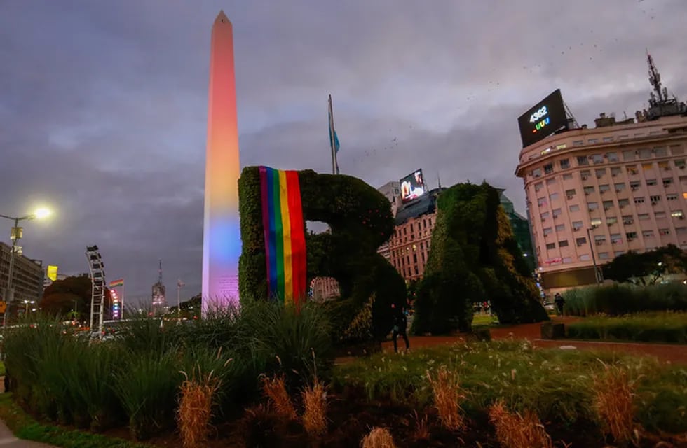 El Obelisco, iluminado con los colores de bandera LGBTIQ+ por el Día del Orgullo (Gentileza)