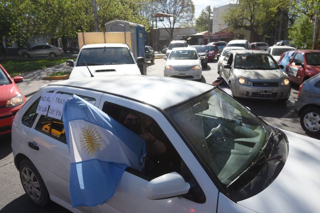 Con banderas de Argentina y carteles, los docentes participaron del caravanazo contra el tratamiento de la nueva ley de educación.
