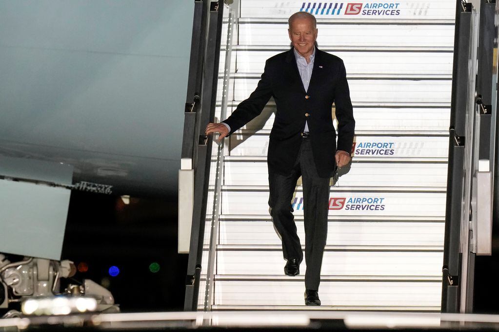 El presidente de Estados Unidos, Joe Biden, llega al aeropuerto Chopin de Varsovia, en Varsovia, Polonia. Foto: AP