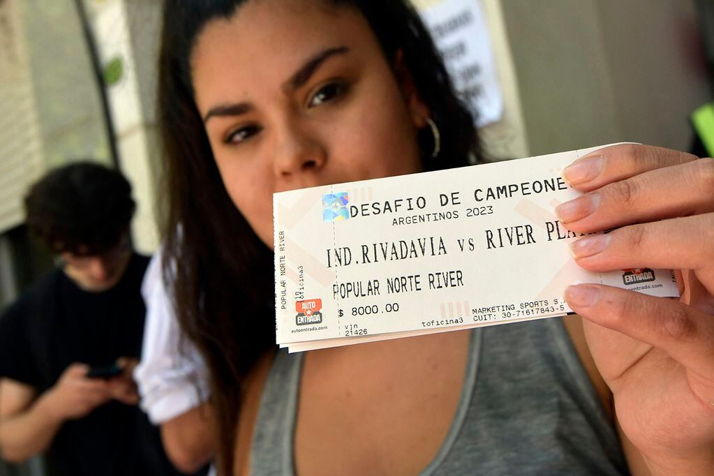 Fila para retirar las entradas para el parido de fútbol entre Independiente Rivadavia y River Plate Foto: Orlando Pelichotti