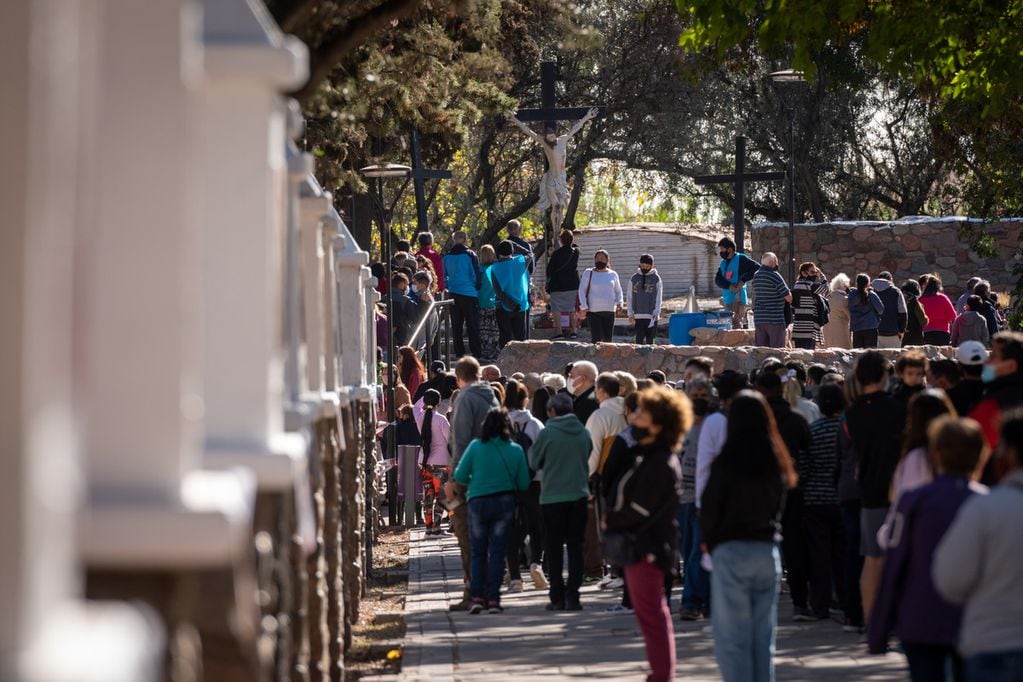 Una de las ceremonias más populares en Semana Santa es la asistencia al Calvario, que es al aire libre.
Foto: Ignacio Blanco / Los Andes  