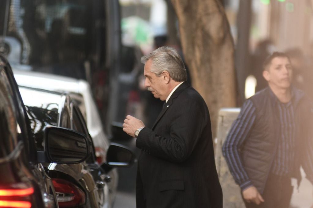 El presidente Alberto Fernández se retira de la casa de Cristina Fernández. / Federico López Claro / Clarín