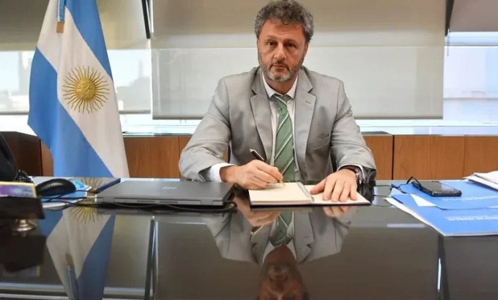 Javier Milei apartó de su cargo al supuesto reesponsable de los aumentos al gabinete.