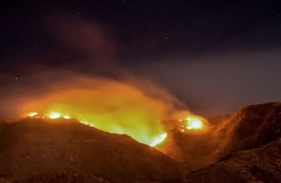 Se desató un incendio en una de las laderas del Cerro Arco