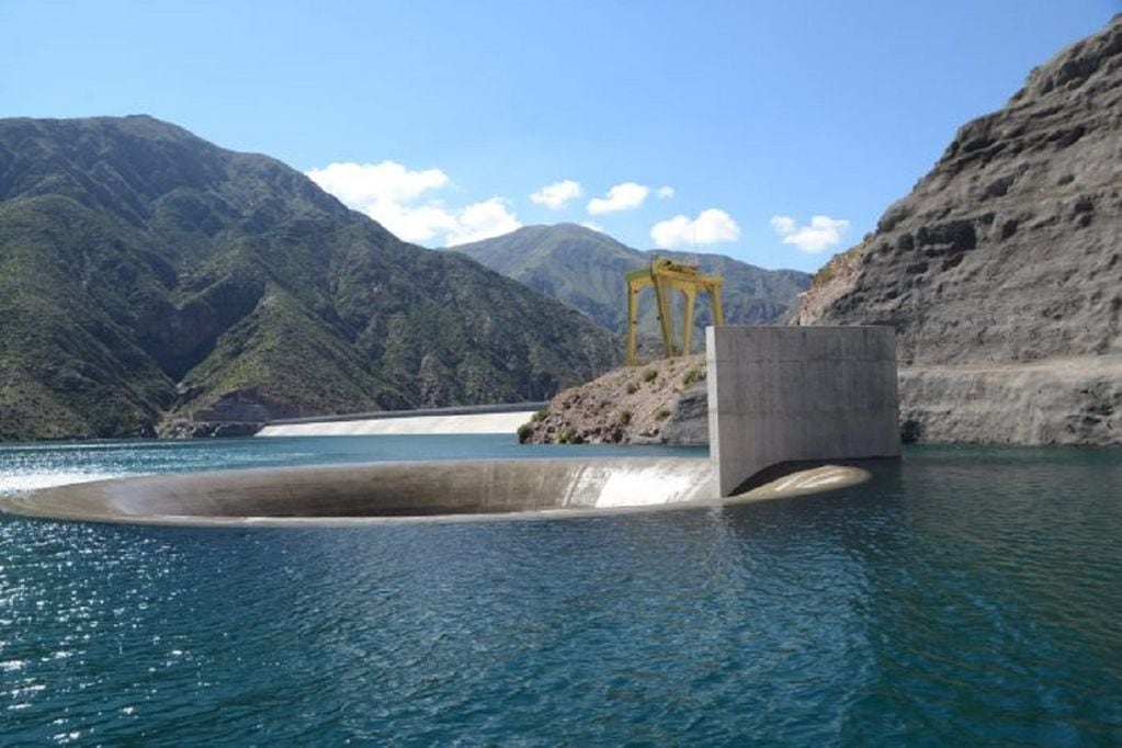Apertura de compuertas del descargador de fondo del dique Potrerillos para bajar el nivel del embalse (Prensa Gobierno de Mendoza)