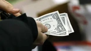 DÓLAR. La escasez de dólares sigue generando dolores de cabeza al Banco Central (AP/Archivo)