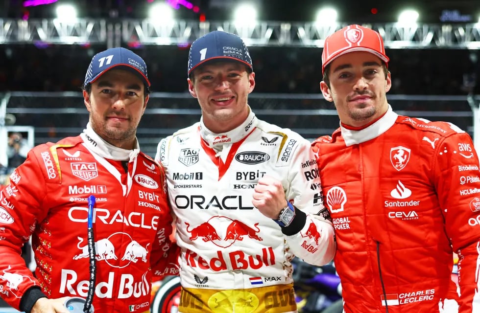 Max Verstappen junto a Sergio Pérez y Charles Leclerc