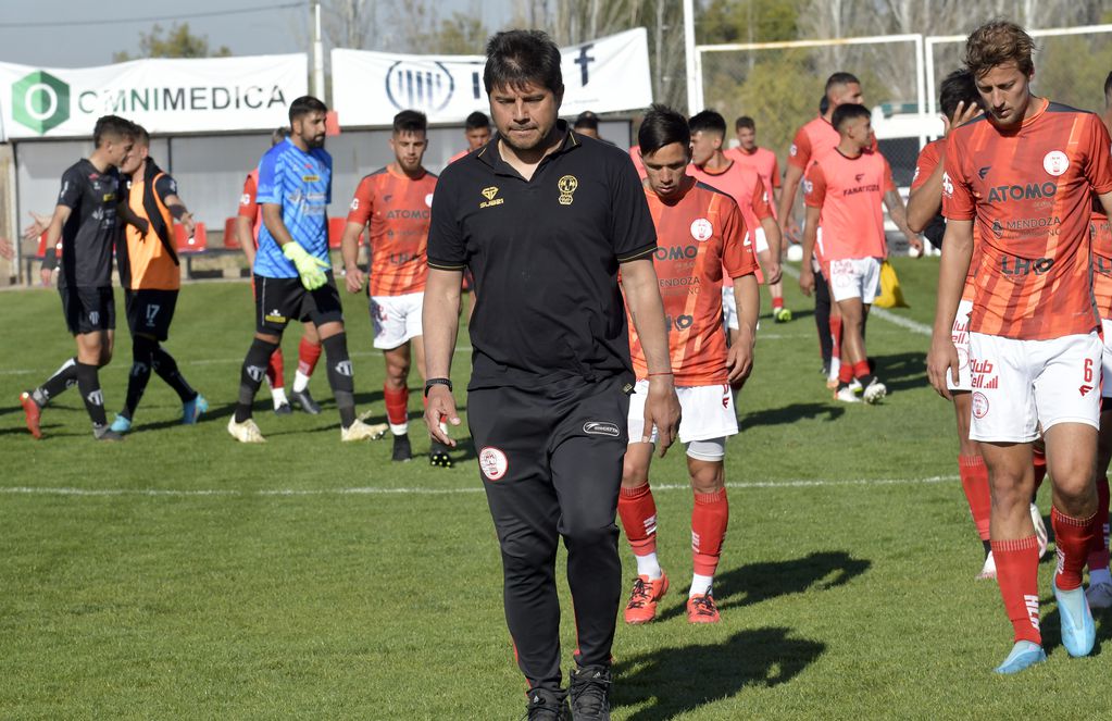 El Club Atlético Huracán Las Heras le ganó 3 a 1 a Liniers de Bahía Blanca. El DT Alejandro Abaurre. / Orlando Pelichotti